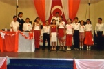 Im Jahre 2003 beim Kinderfest - Die 4 Klasse singt und lie&szlig;t gedichte vor / 2003 yilinda - 23 Nisan Cocuk Bayrami Senliklerinde 4. Siniflar Siir ve Sarki okurken.