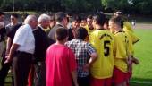 Jahr 2003 / Beim Fussballturnier der T&uuml;rkischen Konsulat. Der ehemalige Fussball Trainer der T&uuml;rkischen Nationalmannschaft Ersun Yanal ist auch dabei gewesen- / -2003 Yilinda - Hauptschule ile Futbol Turnuvasindan Fotograflar / Eski Milli Takimlar Teknik Direkt&ouml;r&uuml; ERSUN YANAL, cocuklara macla ilgili taktikleri verirken