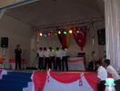 Jahr 2004 / Die 8. und 9. Klasse Hauptschule beim Volkstanz Vortrag. / - 2004 Yilinda - Hauptschuledeki gencler (8. ve 9. Siniflar) Halay cekerken.