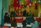 Jahr 2003 / T&uuml;rkische Volkstanzgruppe von Herrn Ali - / - 2003 Yilinda - Ali Bey'in Folkl&ouml;r Grubu halay cektikten sonra seyircileri selamlarken.