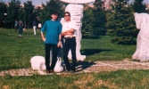 Vor 7 Jahren - In Ankara. In einem Park, vor einem historisch wertvollen Stein. / 7 sene &ouml;nce - Ankara'da - Parkta - Tarihi degeri olan bir tasin &ouml;n&uuml;nde.