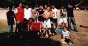 Jahr 2002 - Beim Piknik. / 2002 yilinda - Piknikte cekilen Fotograf - Tam o g&uuml;nde T&uuml;rk Milli Takiminin, D&uuml;nya Kupasindaki 3. Maci oynanacakti.